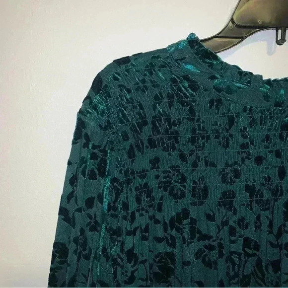 Women’s Plus Velvet Smocked Bust Flowy Floral Holiday Blouse Size 2X - Picture 2 of 11